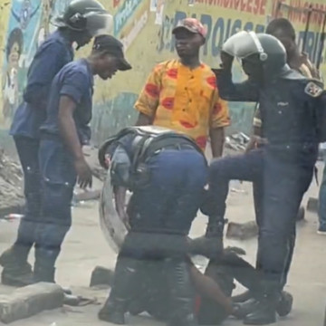 La police brutalise un manifestant