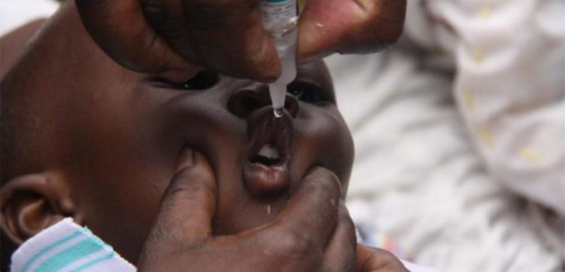 Enfant vacciné contre la poliomyélite