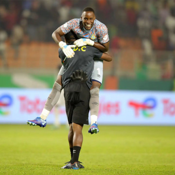 lionel-mpasi-vs-egypte Lionel Mpasi gardien de la RDC porté en triomphe