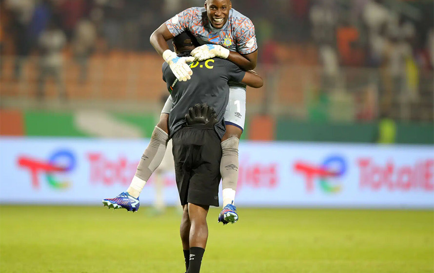 Lionel Mpasi gardien de la RDC porté en triomphe