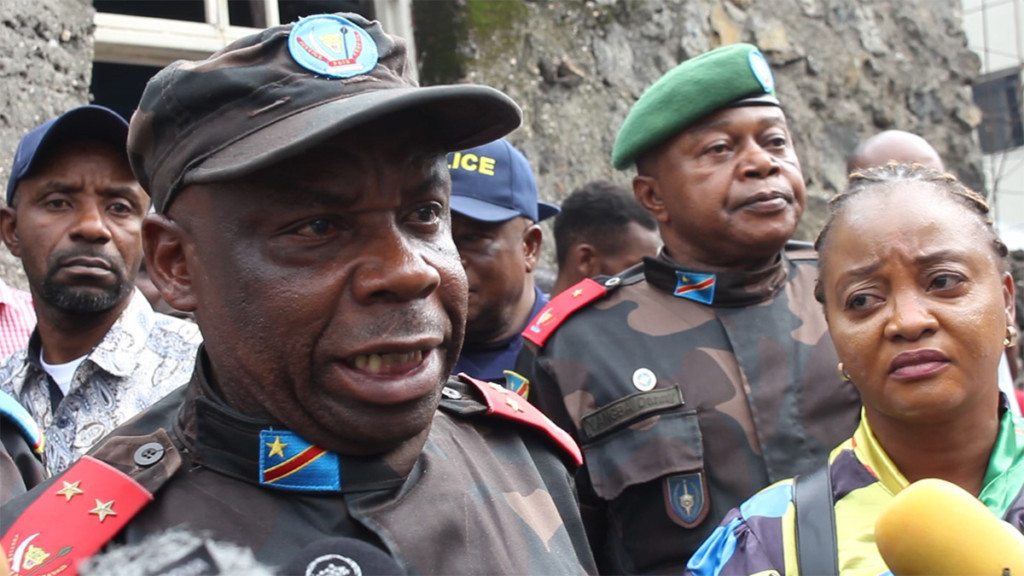Le gouverneur Peter Chirimwami au marché de Kituku à Goma