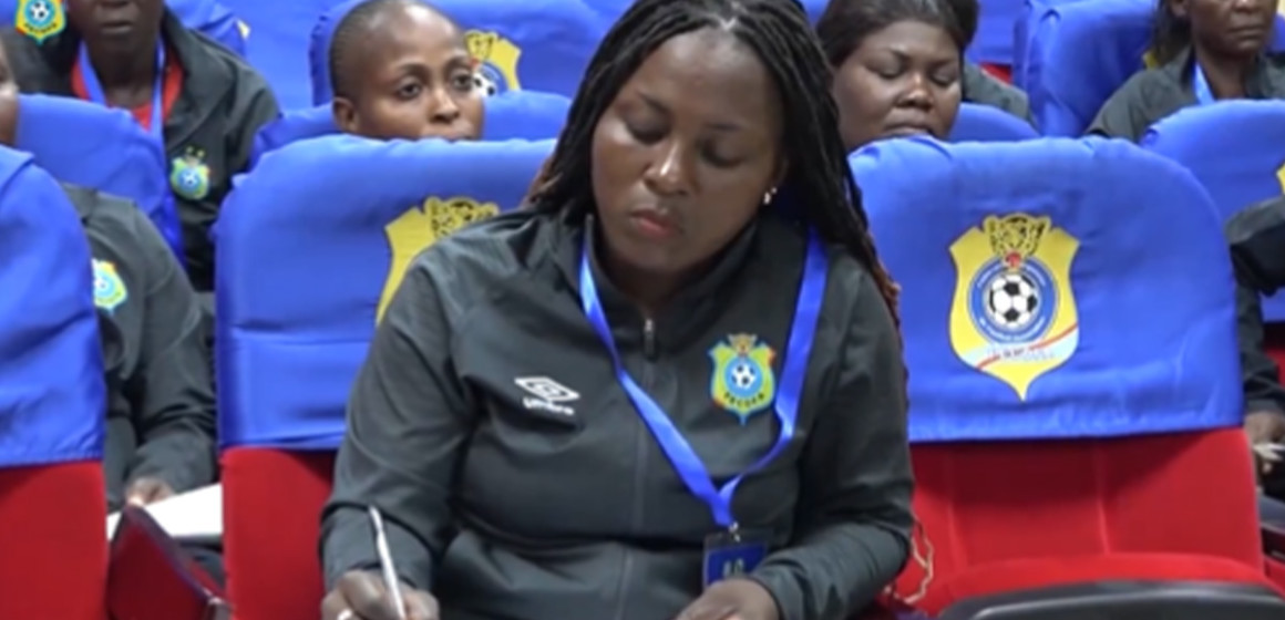 Entraineur féminin participant à la formation Licence D CAF