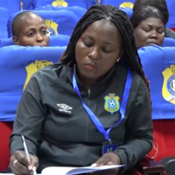 Entraineur féminin participant à la formation Licence D CAF