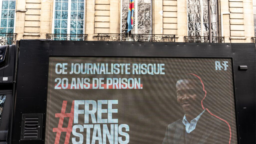 Mobilisation de la presse international pour Stanis Bujakera devant l'Ambassade de RDC à Paris
