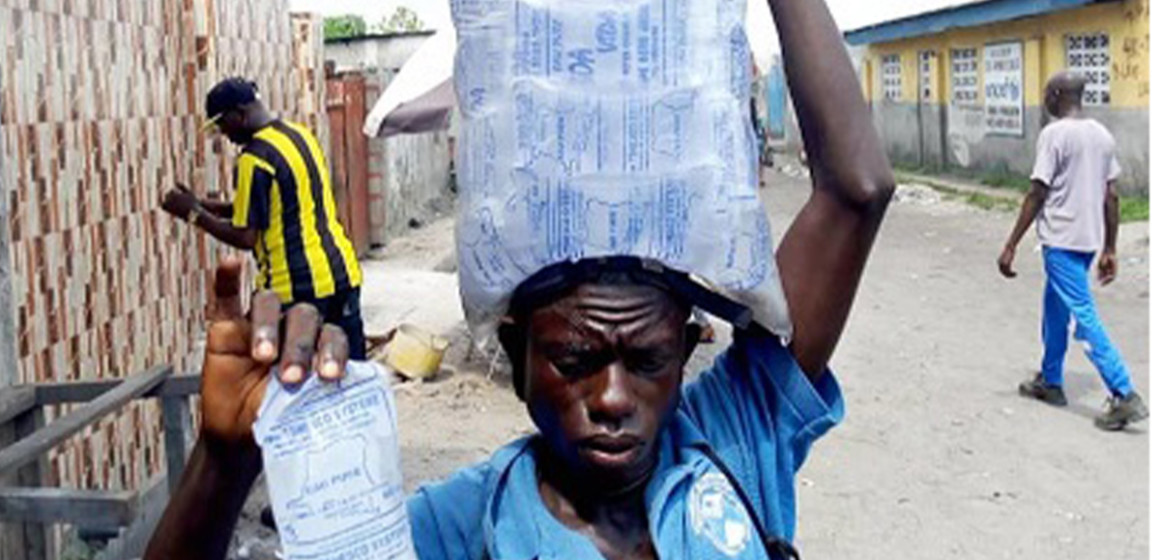 Vente d'eau en sachet par forte chaleur à Kinshasa
