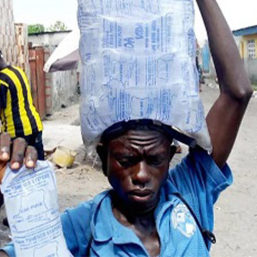 Vente d'eau en sachet par forte chaleur à Kinshasa