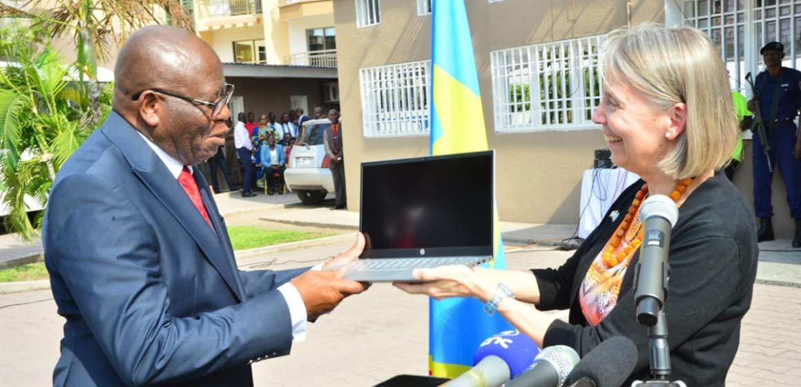 ambassadrice-Usa-don-cour-des-comptes L'ambassadrice des USA remet un don à la Cour des comptes