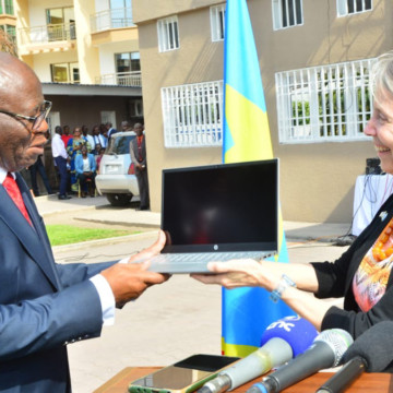 ambassadrice-Usa-don-cour-des-comptes L'ambassadrice des USA remet un don à la Cour des comptes