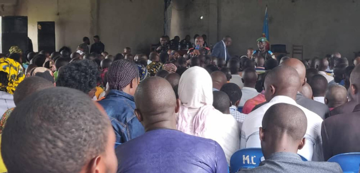 chirimwami-et-déplacés.jpeg Rencontre entre le gouverneur Chirimwami et les déplacés de guerre à Goma