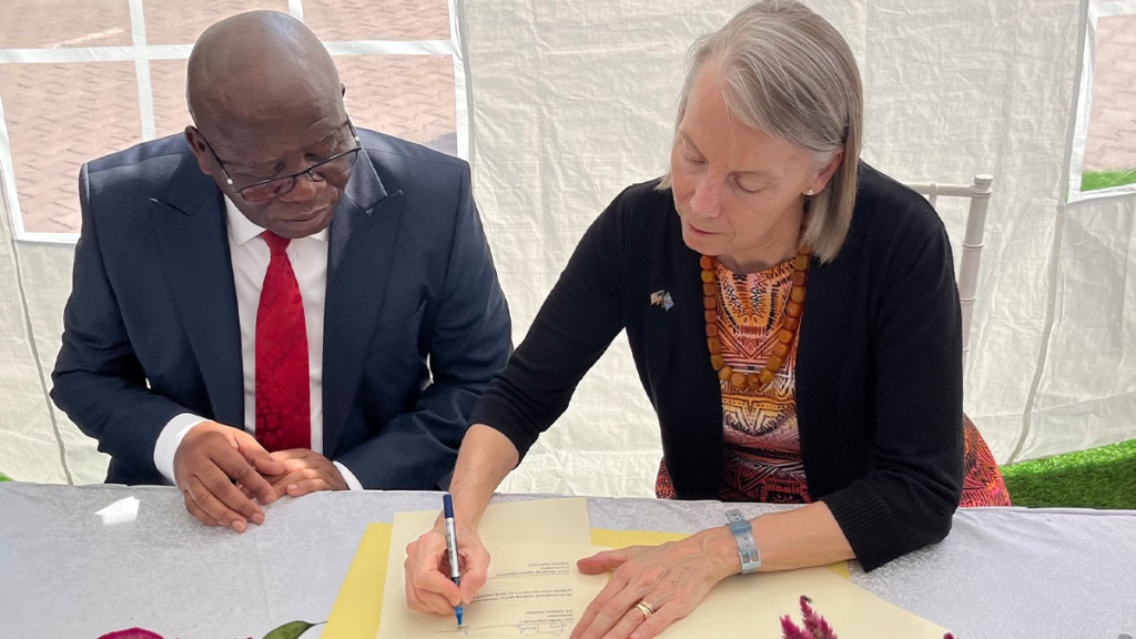 L'ambassadrice des USA Lucy Tamlyn et le président de la Cour des comptes