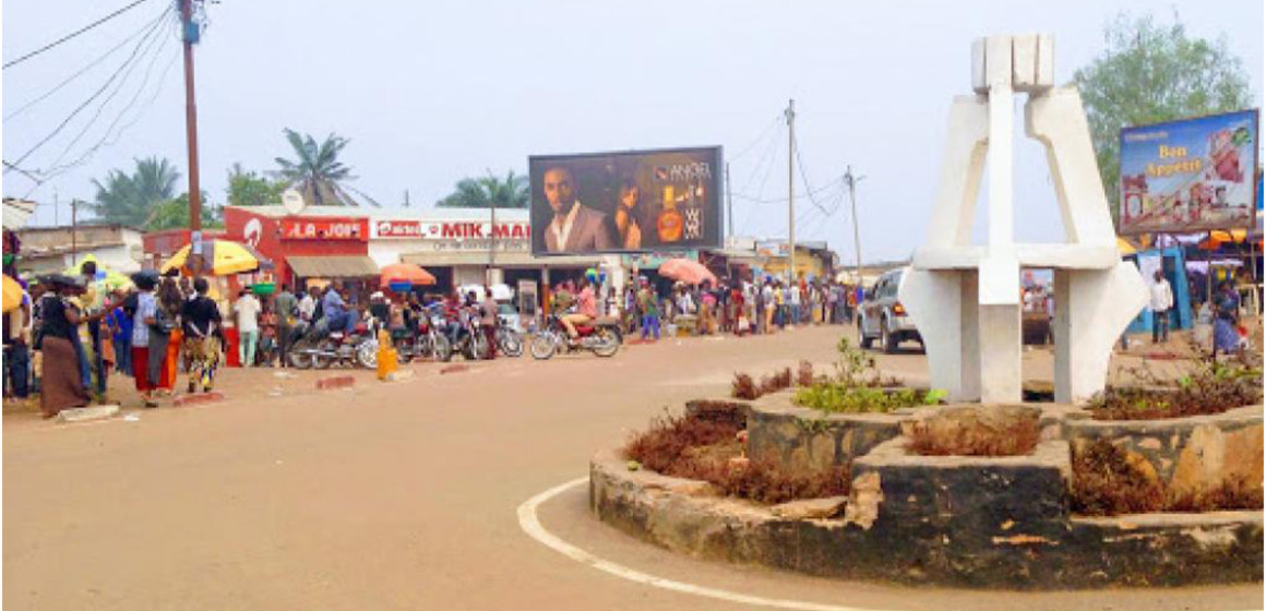 Ventes le long des rues à Tshikapa
