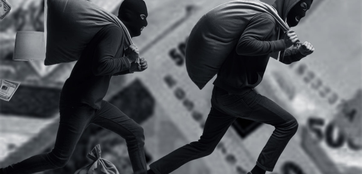 Des voleurs fuient avec des sacs d'argent