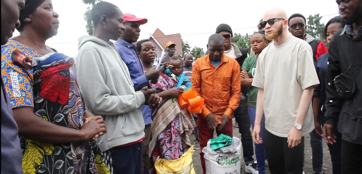 L'artiste Yvon Yuduf assiste les déplacés de guerre à Goma