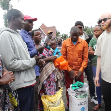 L'artiste Yvon Yuduf assiste les déplacés de guerre à Goma