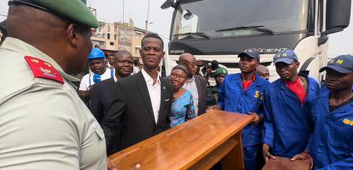 Le SN offre des bancs au Complexe scolaire Mokengeli
