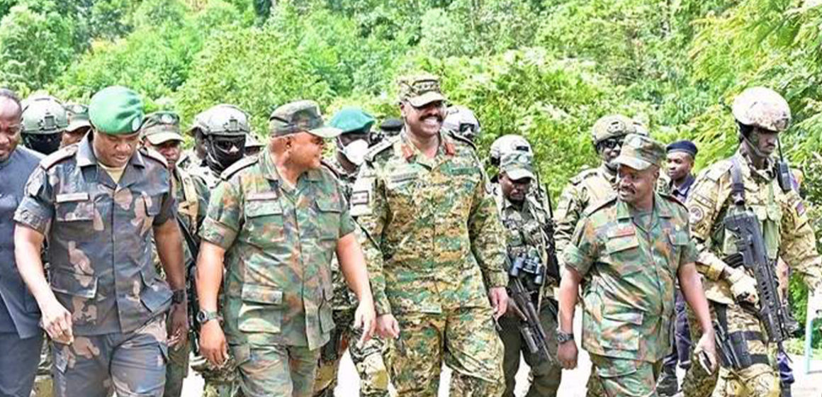 Les généraux Tshiwewe des FARDC et Muhoozi de l'UPDF