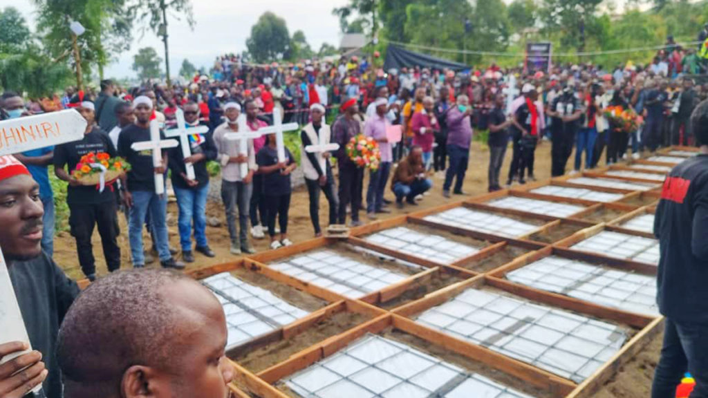 Inhumation des victimes des bombardements du camp de Mugunga