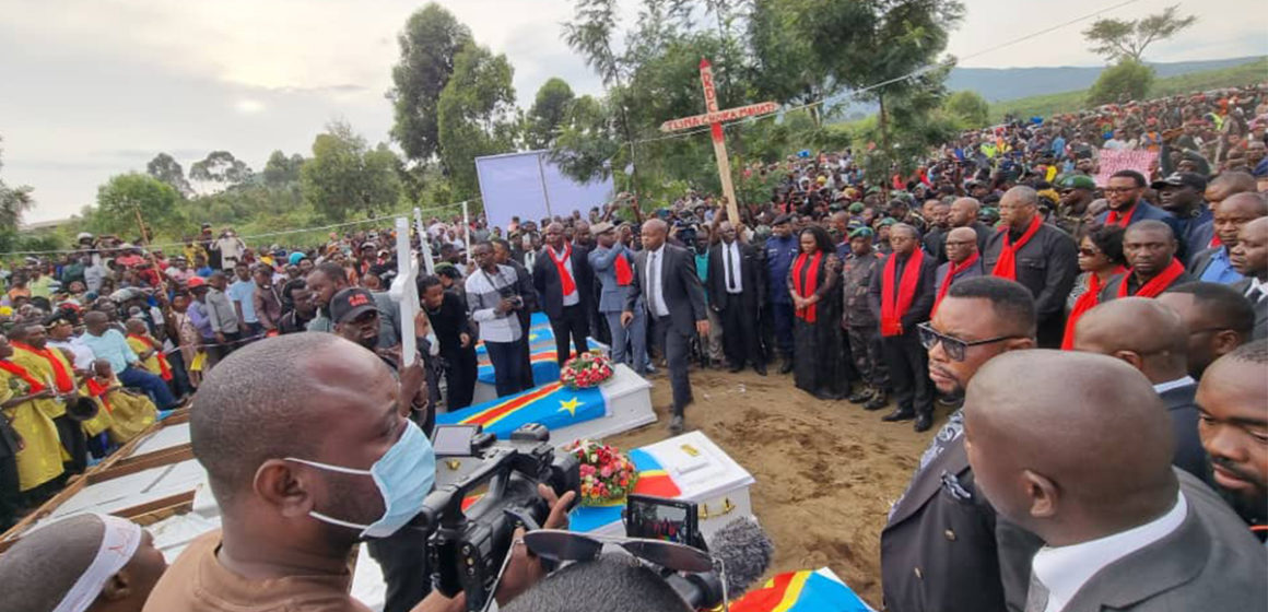 Inhumation des victimes des bombardements du camp de déplacés de Mugunga