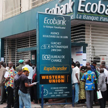 Fonctionnaires devant une banque