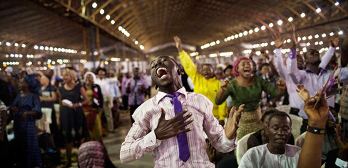 Fidèles dans une église de réveil en RDC