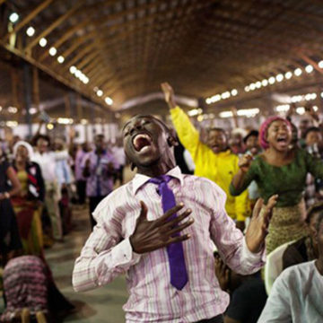Fidèles dans une église de réveil en RDC