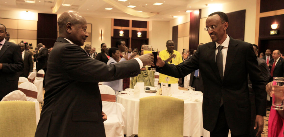 Yoweri Museveni de l'Ouganda et Paul Kagame du Rwanda