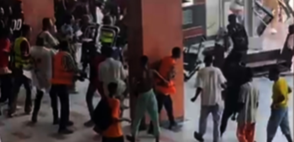 Combattants de l'UDPS vandalisent le Palais du Peuple