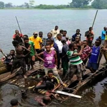 Naufrage sur la rivière Lukeni