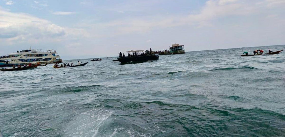 Batreaux et pirogues à la recherche des corps sur le lac Kivu