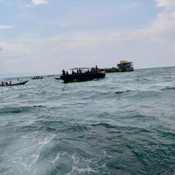 Batreaux et pirogues à la recherche des corps sur le lac Kivu