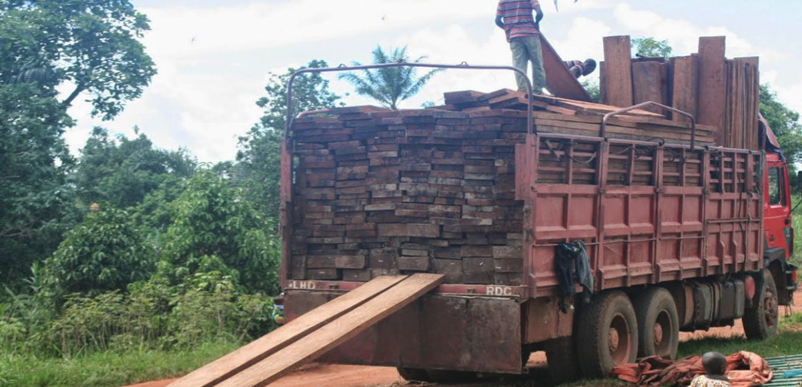Unn camion chargé de bois scié