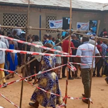 Des électeurs devant un bureau de vote à Kananga